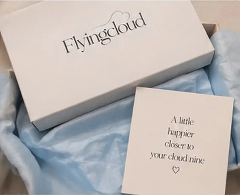 Flyingcloud-doos met een kaartje: a little happier, closer to your cloud nine